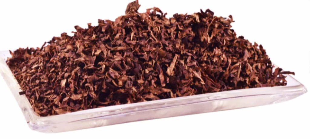 Листья табака Латакия, выдержанные в огне, демонстрируют свой уникальный темный цвет